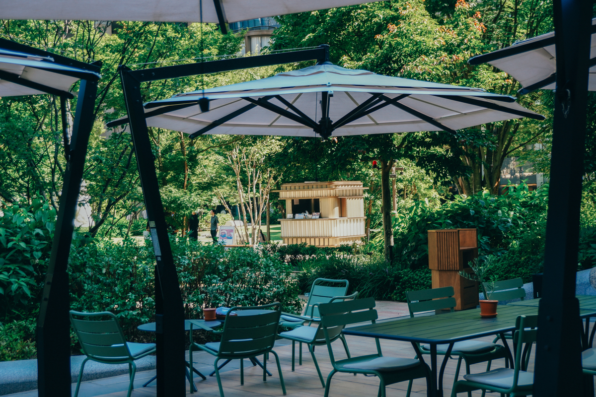 〈ジャヌ東京〉のテラスで過ごす夏のアペロ時間。