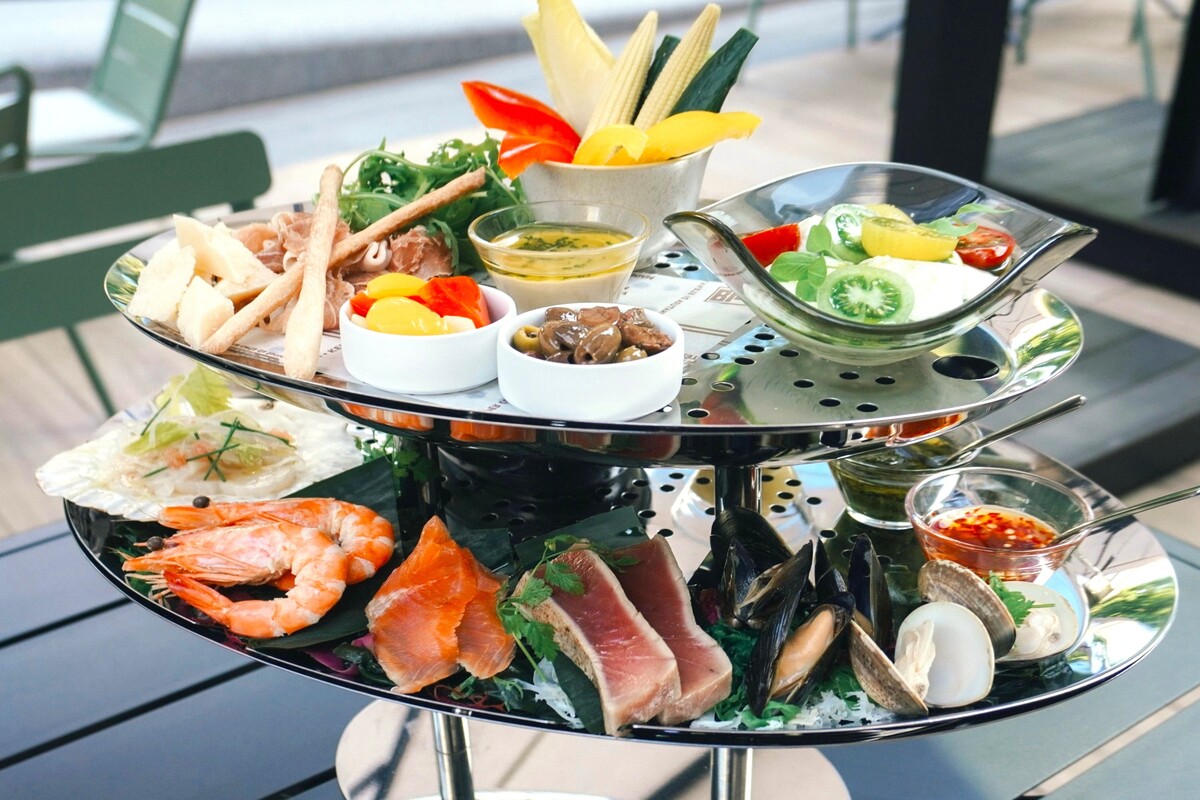 〈ジャヌ東京〉のテラスで過ごす夏のアペロ時間。