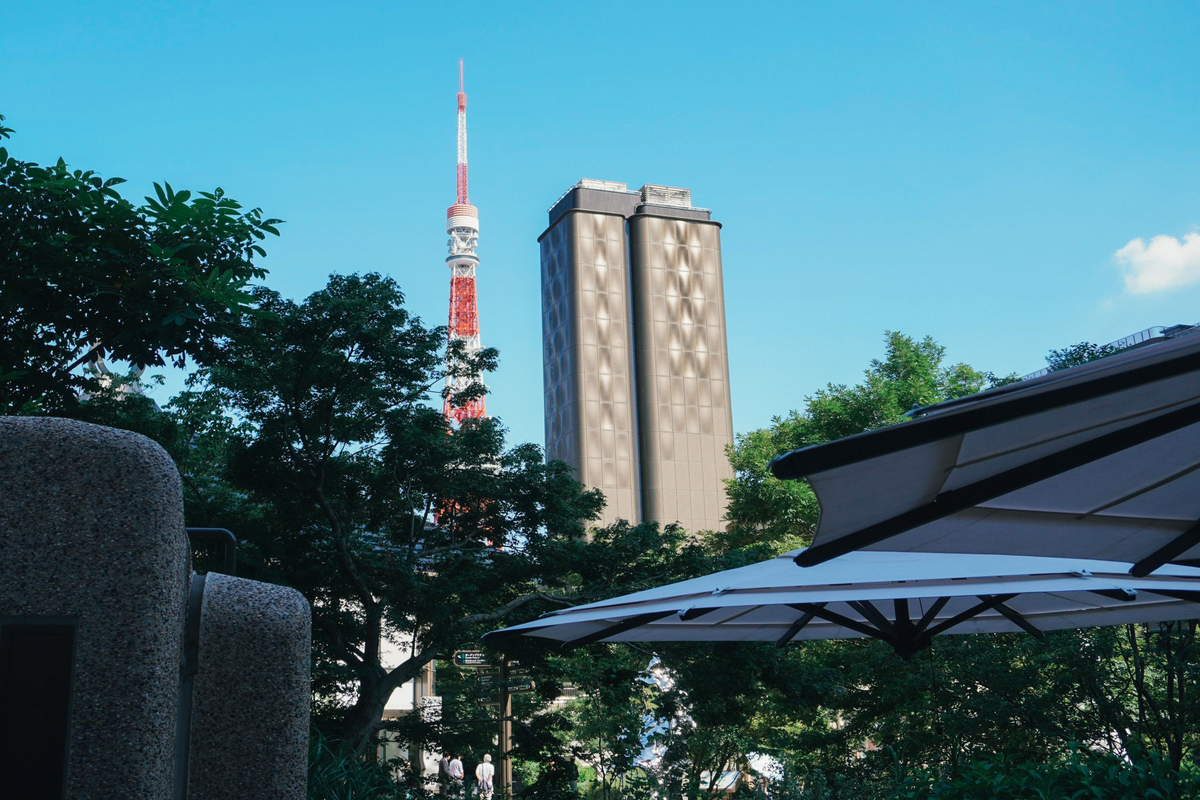 〈ジャヌ東京〉のテラスで過ごす夏のアペロ時間。