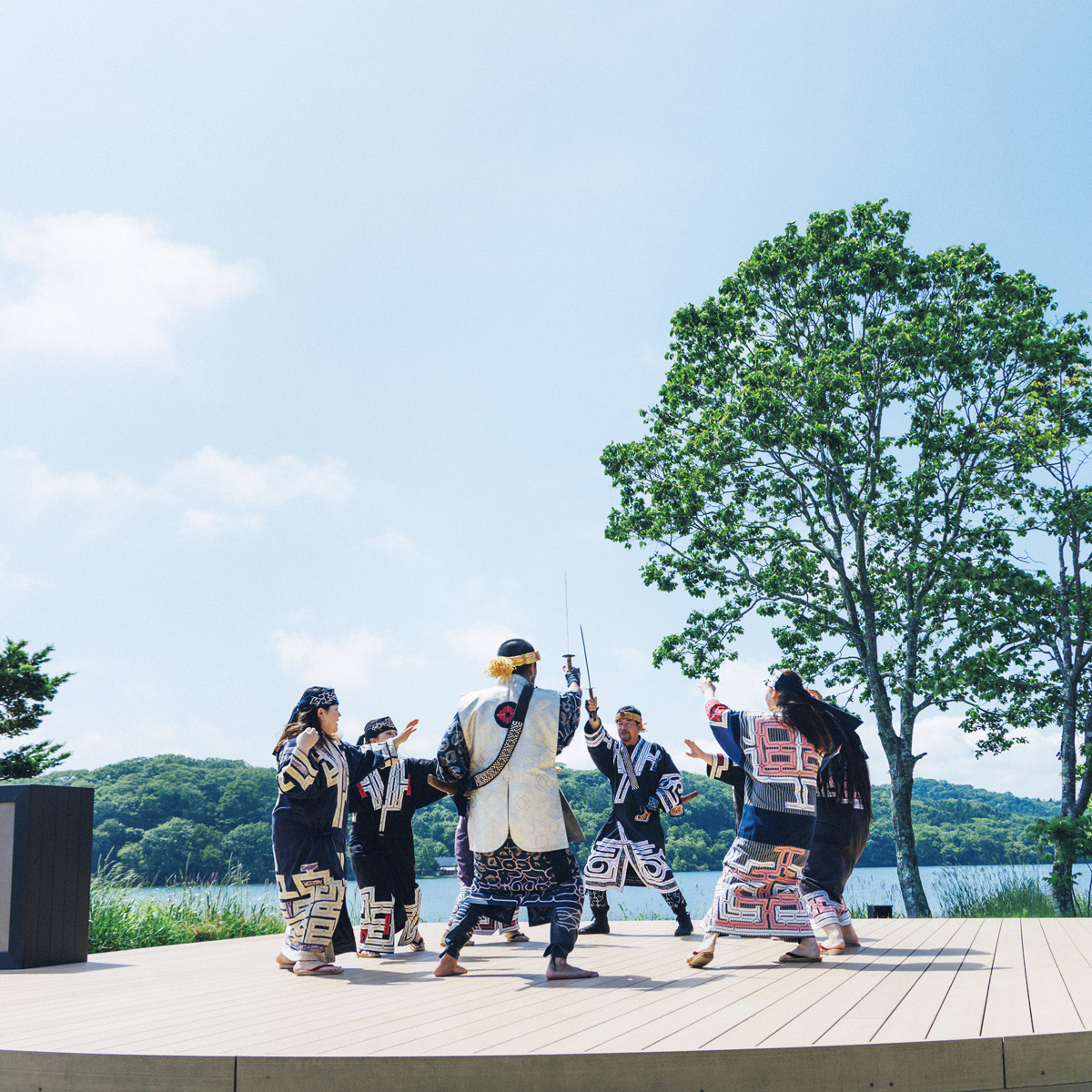 アイヌ文化を五感で楽しむ湖畔の〈ウポポイ〉へ。