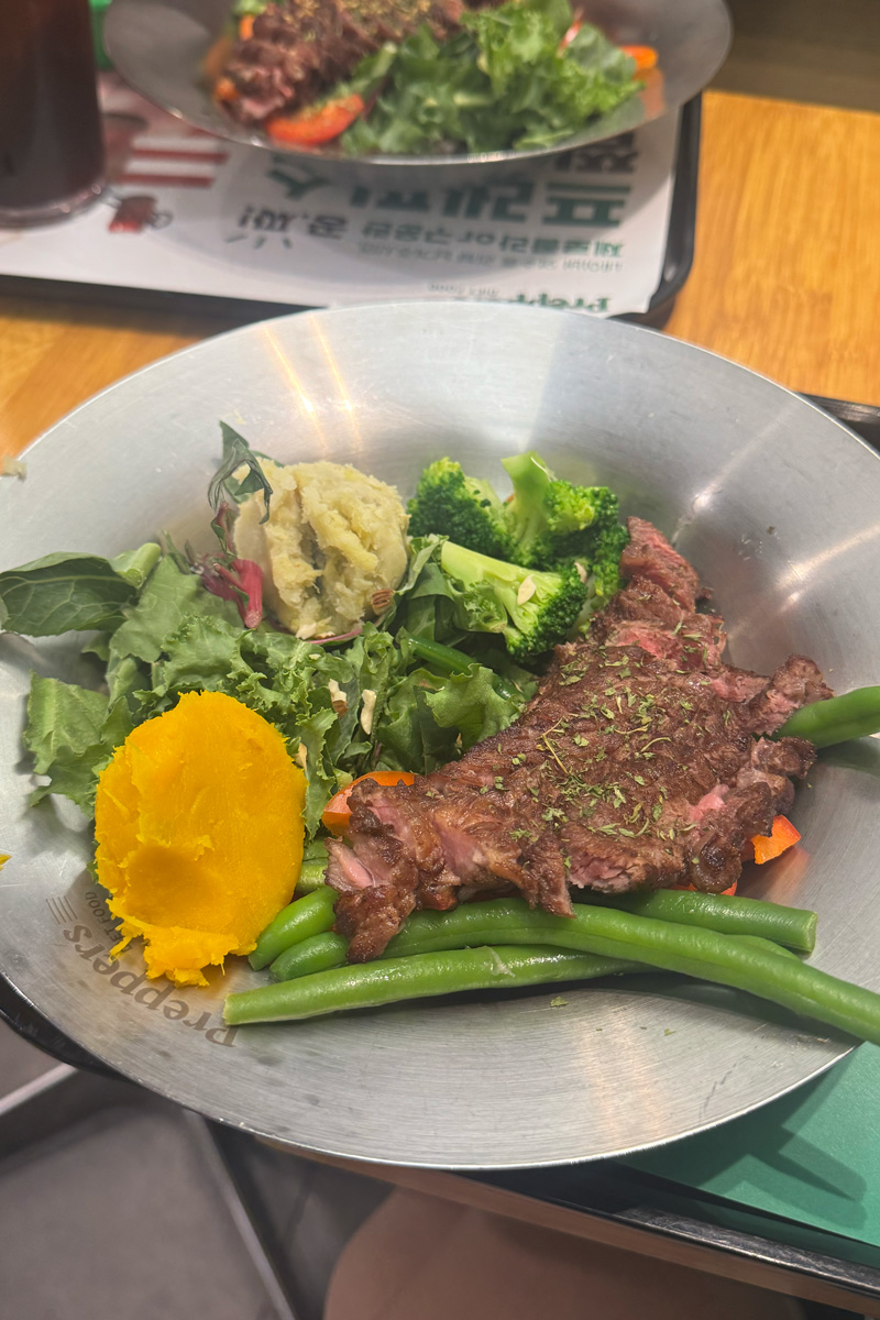 韓国で食事をする森香澄