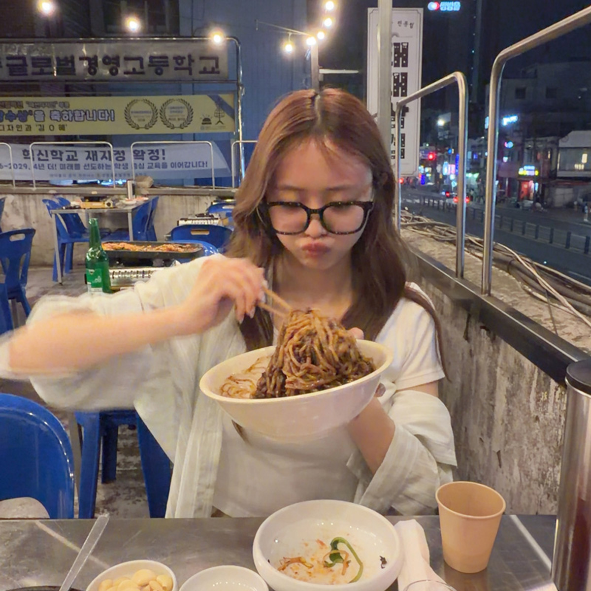 韓国で食事をする森香澄