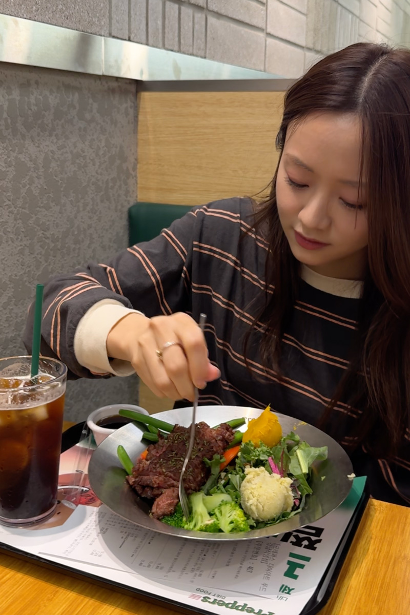 韓国で食事をする森香澄