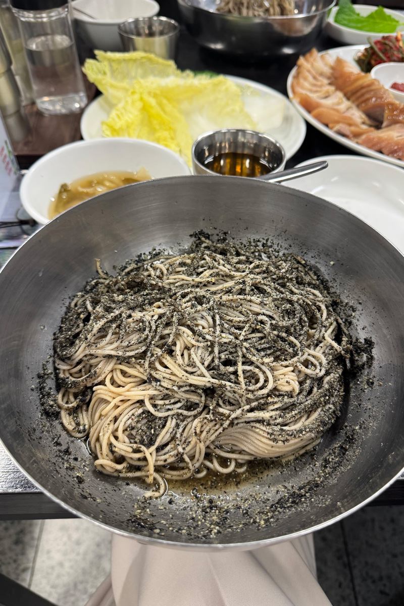 韓国で食事をする森香澄 エゴママックス