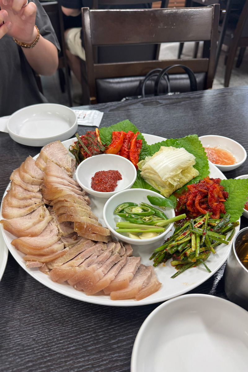 韓国で食事をする森香澄 ポッサム