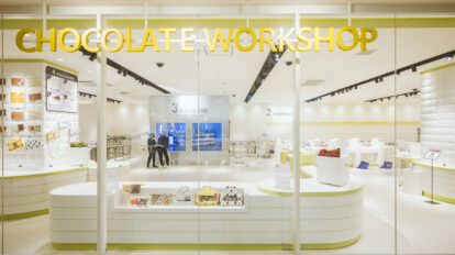 北海道発のチョコレートブランド〈ロイズ〉の工場見学へ。