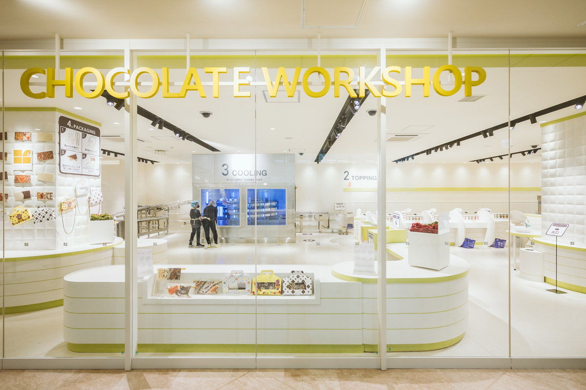 北海道発のチョコレートブランド〈ロイズ〉の工場見学へ。