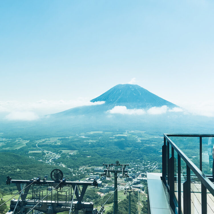 〈NEST813〉の屋外デッキ「YOTEI SKY TERRACE」からは風を感じながら、絶景を楽しむことができる。 〈NEST813〉の屋外デッキ「YOTEI SKY TERRACE」からは風を感じながら、絶景を楽しむことができる。
