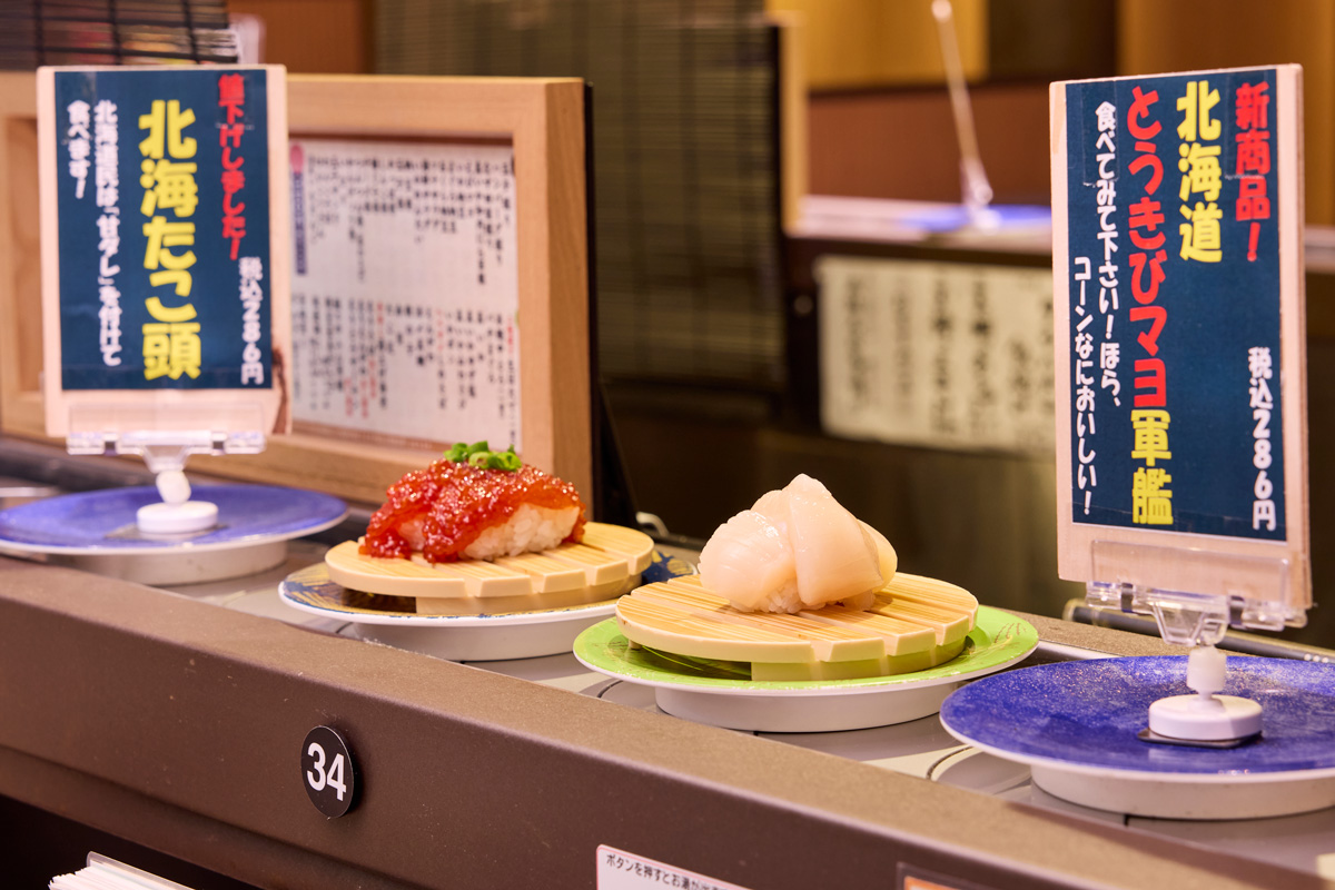北海道屈指の回転寿司。客足が絶えない人気店。〈回転寿司 根室花まる ココノススキノ店〉