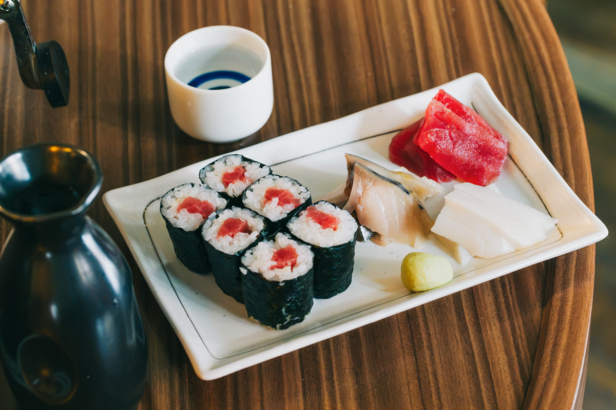 開店前から行列必至！寿司と地酒をサクッと。〈回転寿司 ぱさーる〉