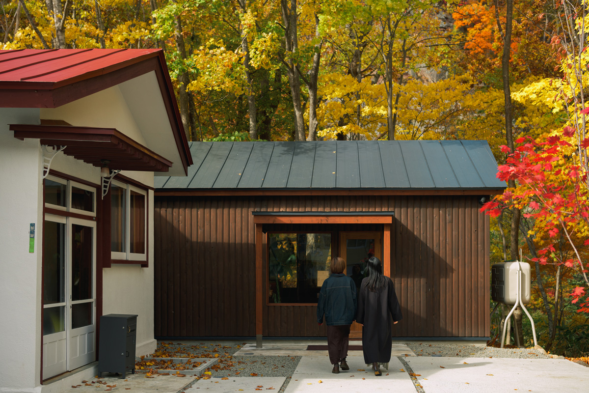 札幌の「定山渓温泉」の注目スポット②2025年10月オープン。森を臨む絶景カフェ〈喫茶 灬〉が素敵!! 外観