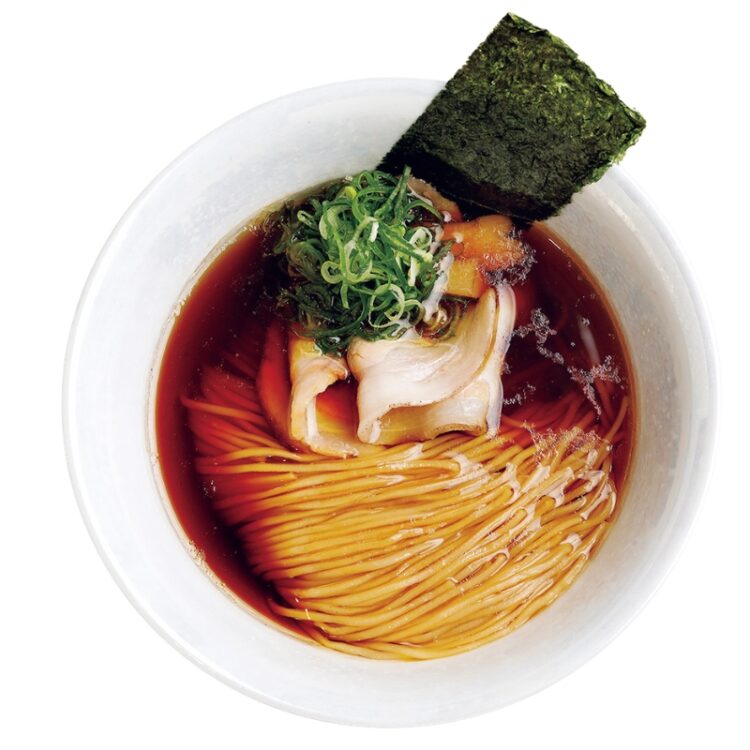地鶏らぁ麺醤油1,200円(味玉付き1,350円)。割烹のような凛とした佇まいの空間でいただく一杯は格別。 地鶏らぁ麺醤油1,200円(味玉付き1,350円)。割烹のような凛とした佇まいの空間でいただく一杯は格別。