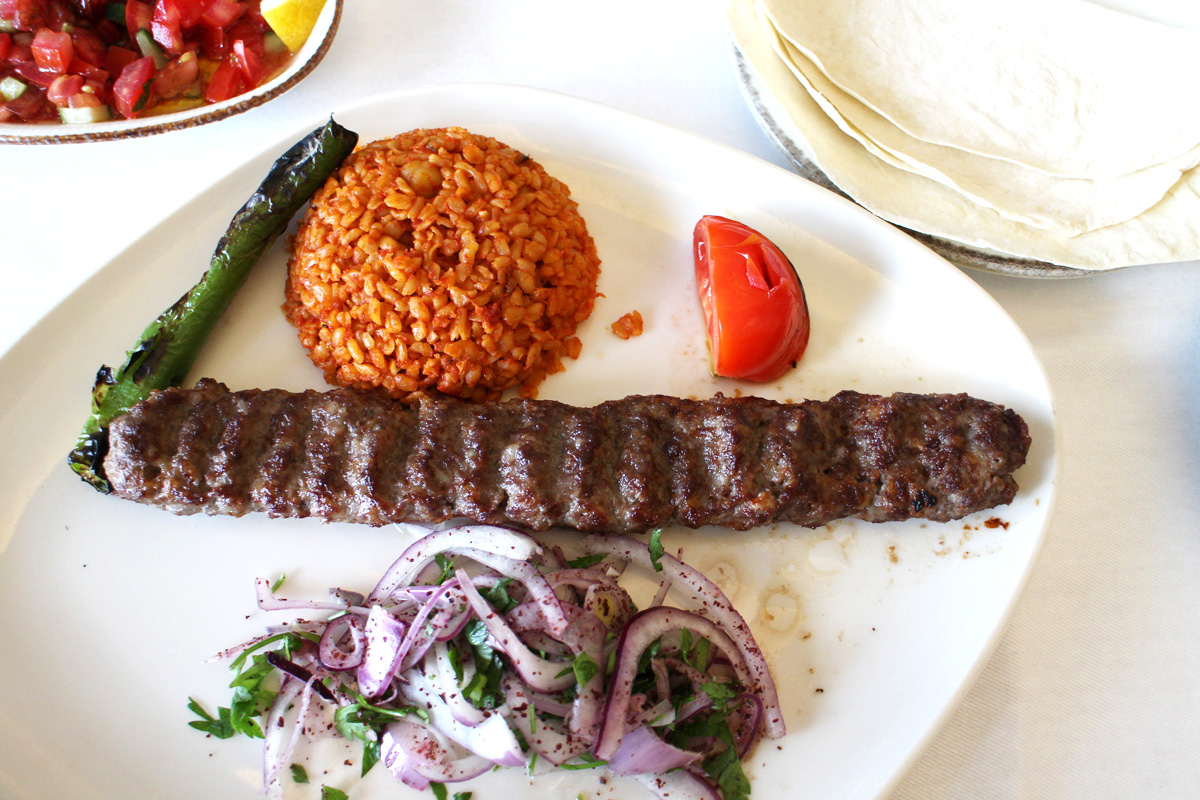 〈Hamdi Restaurant- Eminönü〉
地元で人気のレストランでケバブランチ。