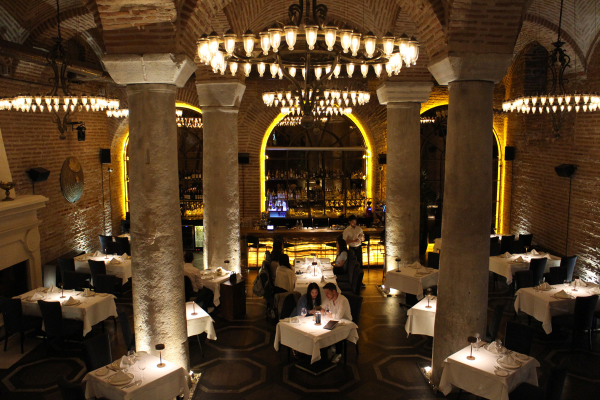 〈The SARNIÇ Restaurant〉