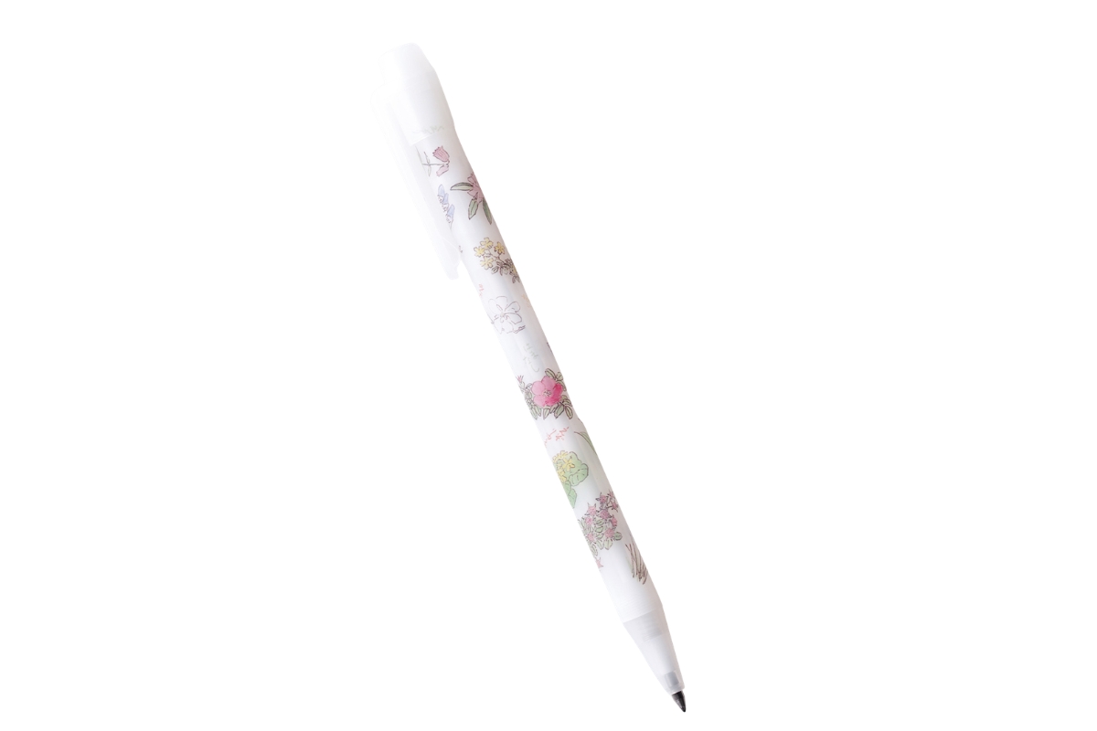 おなじみの可憐な花柄が、全面にあしらわれた文房具類にも注目!さりげなく〈六花亭〉好きをアピールできるボールペン270円。
