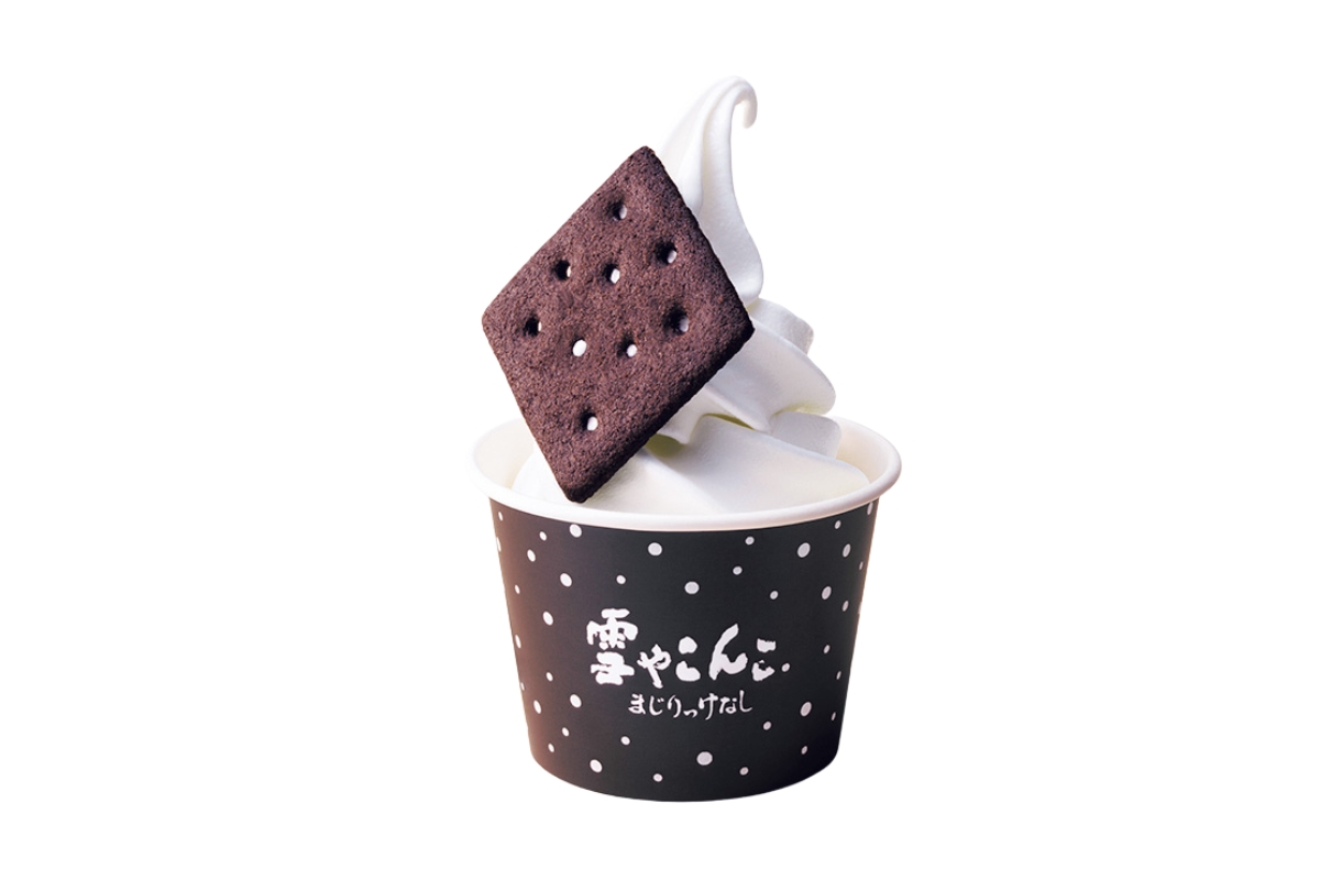 濃厚なソフトクリームに銘菓「雪やこんこ」をオンした「雪やこんこまじりっけなし」450円は2階イートインコーナーで夏季のみ提供。