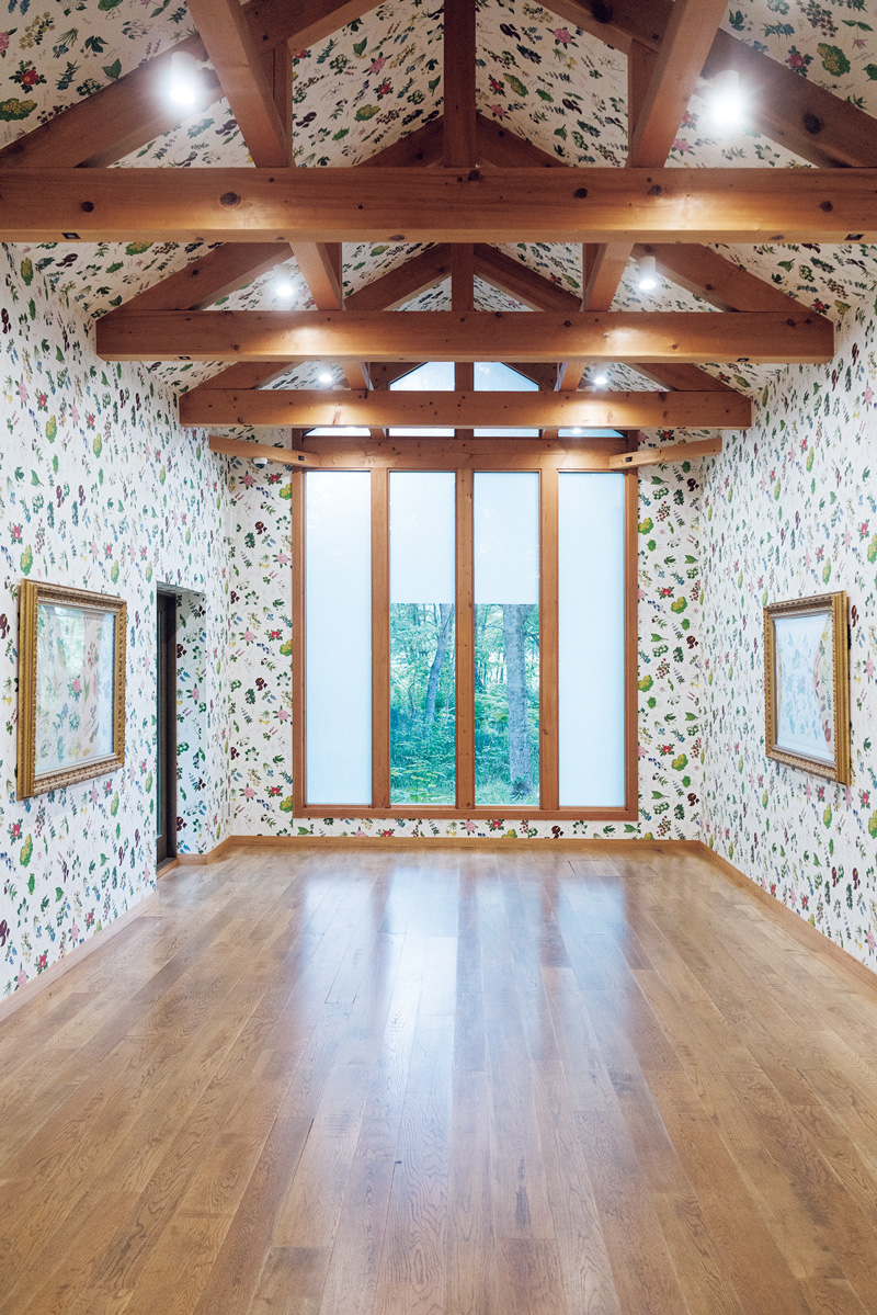 23種類の山野草を描いた〈六花亭〉の包装紙が壁紙に用いられた「花柄包装紙館」。
