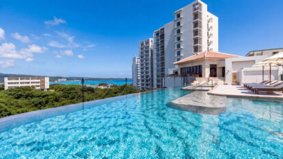 南国リゾートを満喫できる恩納村の高台に〈BLISSTIA SUITES & RESORT 沖縄恩納村〉が誕生。