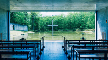 【安藤忠雄の建築】神秘的な時間が流れる、北海道・トマムの〈水の教会〉