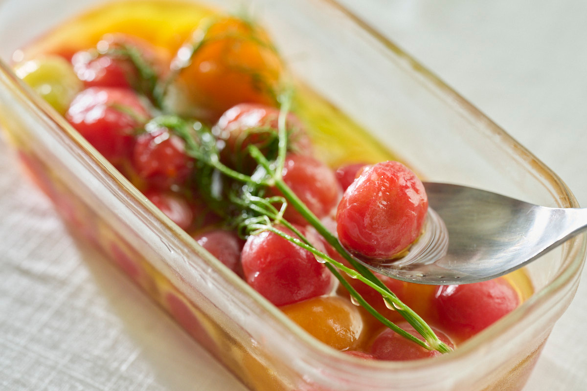 凍らせて漬けるだけ！簡単なのにプロの味な「冷凍ミニトマトマリネ」。