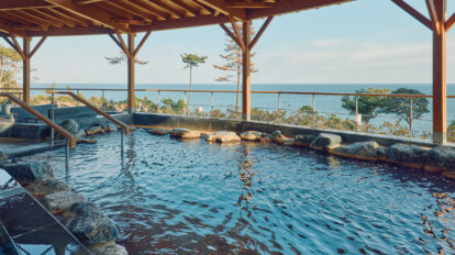 ひとり旅で自由に贅沢時間を。おすすめスポット31選｜極上温泉、京都、北海道、開運スポットなど