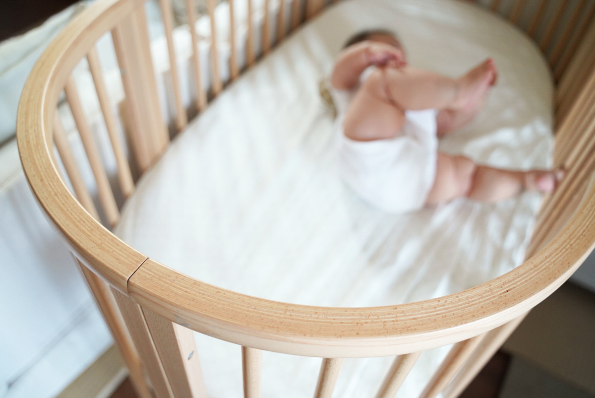 一度選べば、ずっと我が家の定番。子どもと一緒に育つ家具〈STOKKE〉の長く使えるデザイン　ベッド
