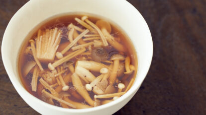 ウー・ウェンさんのスープレシピ。「きのこのスープ (酸辣湯) 」｜簡単で、心と体に染みわたる味わい。
