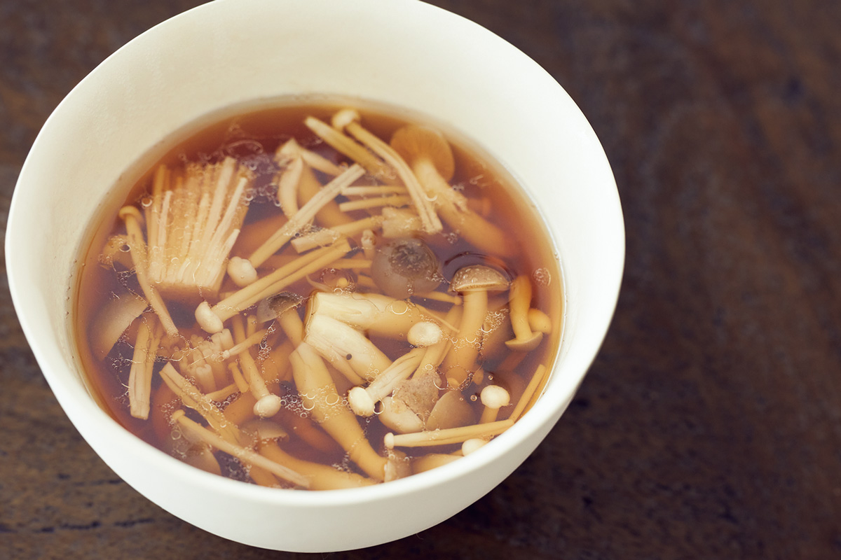 ウー・ウェンさんのスープレシピ。「きのこのスープ (酸辣湯) 」｜簡単で、心と体に染みわたる味わい。