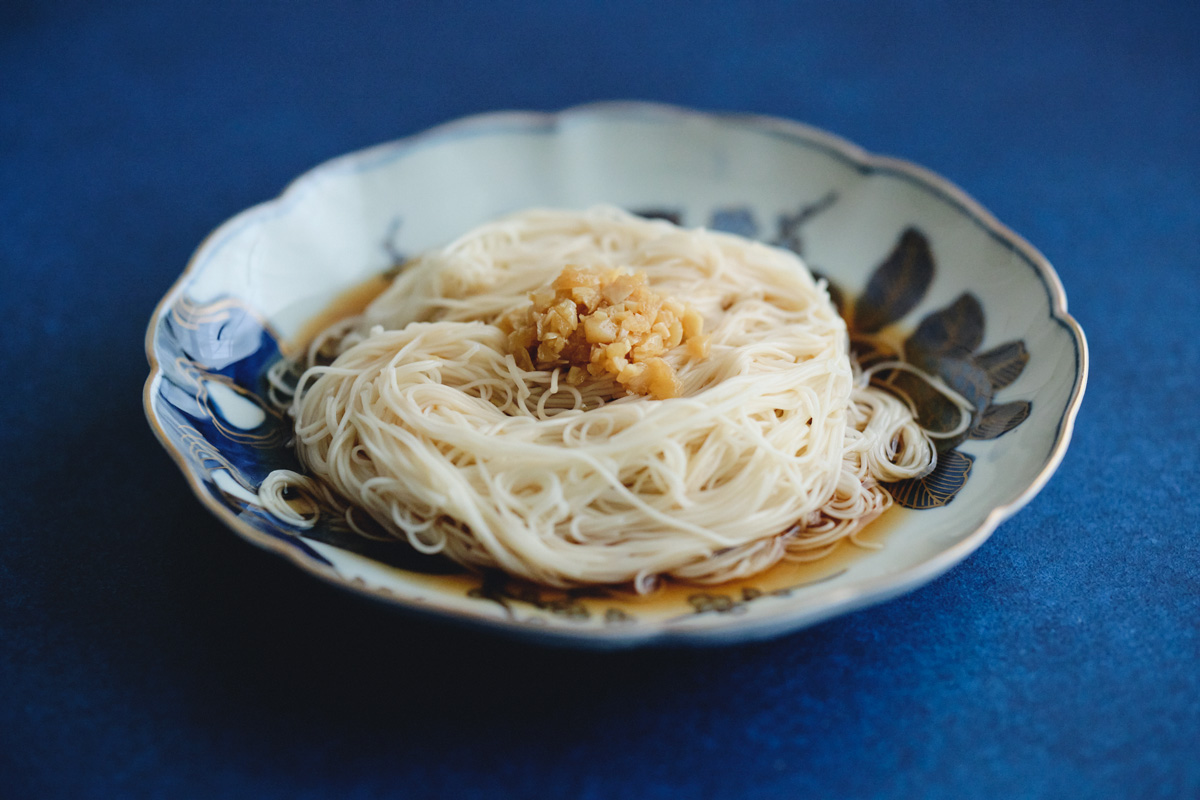 人気料理人の東山広樹さんの「無敵にんにくだれ」をそうめんにかける