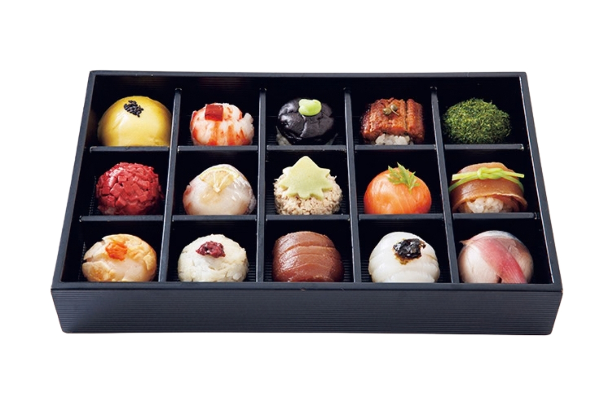 和菓子のように色とりどりで愛らしい。〈花梓侘〉の「つまみ寿し 15貫」