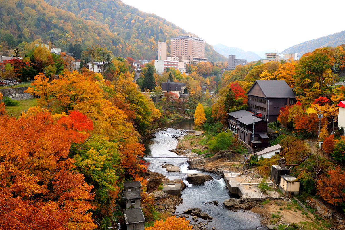 札幌市中心部から、約1時間で別世界!秋こそ行きたい「定山渓温泉」