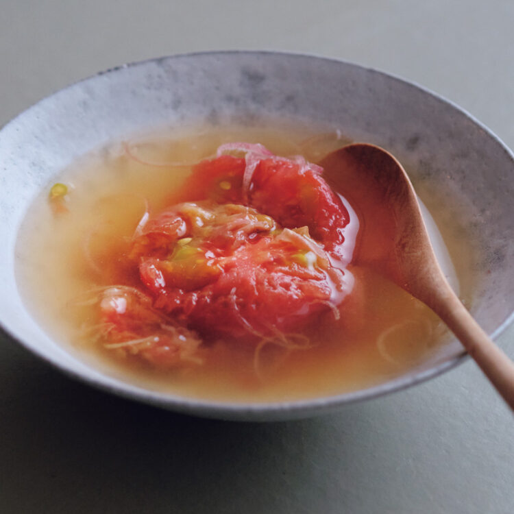 野村友里さんの「梅とトマトのスープ」レシピ。 野村友里さんの「梅とトマトのスープ」レシピ。