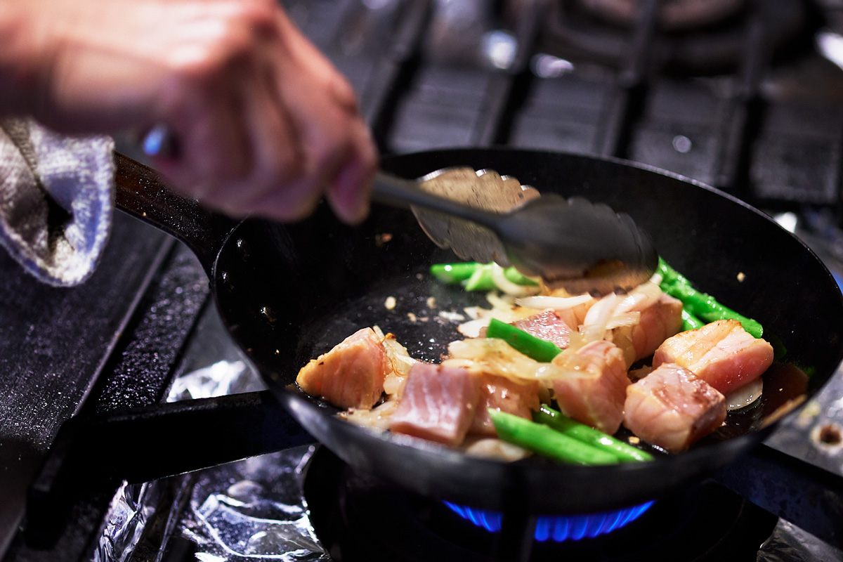 目黒の人気店〈KONEXIOA〉のまかないご飯「サーモンと季節野菜の丼」レシピの調理光景