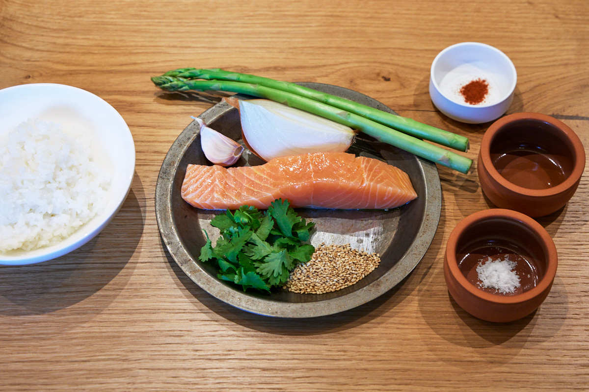 目黒の人気店〈KONEXIOA〉のまかないご飯「サーモンと季節野菜の丼」レシピの材料