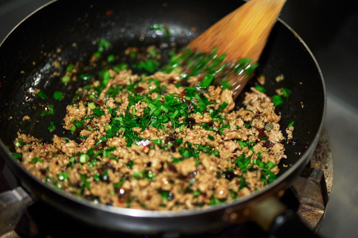 自由が丘の人気立ち飲み中華〈起率礼〉のまかないご飯「ニラと豚ひき肉のスタミナ丼」レシピを作っているところ