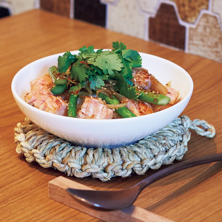 目黒の人気店〈KONEXIOA〉のまかないご飯「サーモンと季節野菜の丼」レシピ