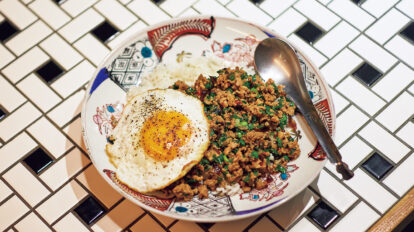 そぼろは作り置きも！自由が丘の立ち飲み中華〈起率礼〉のまかないご飯「スタミナ丼」レシピ。