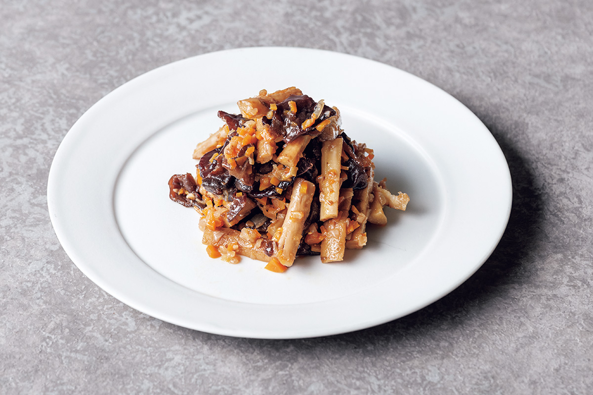 ケッパーで酸味を加えて味に深みを。「きくらげとごぼうの白ワイン煮」