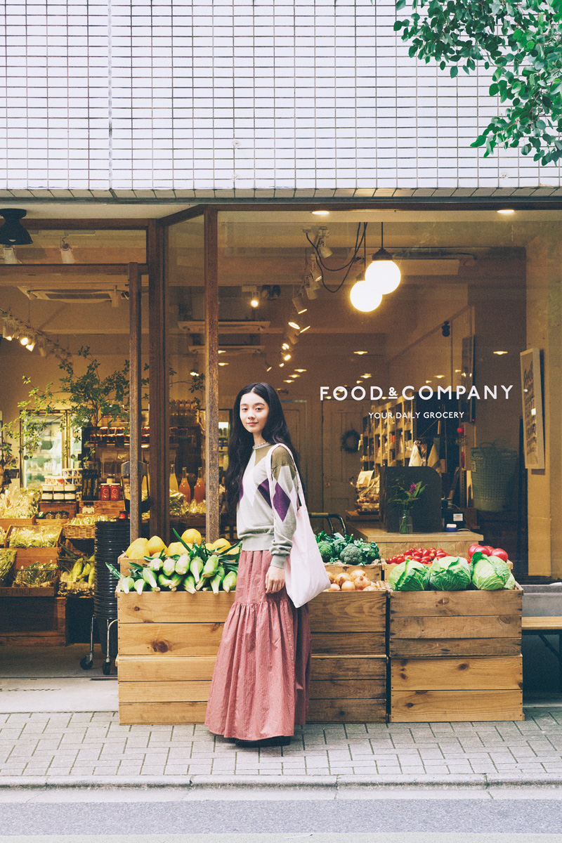 FOOD&COMPANY 学芸大学店前に佇む女性