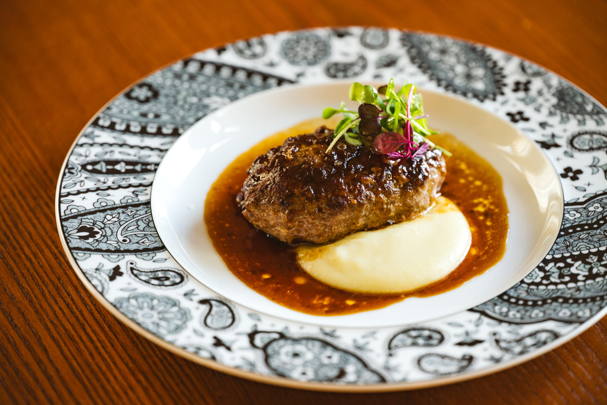 「赤れんが庁舎」内、〈HOUSE.H〉で味わう大地の恵み。旨みたっぷりの蝦夷鹿肉と旬野菜を心ゆくまで。
