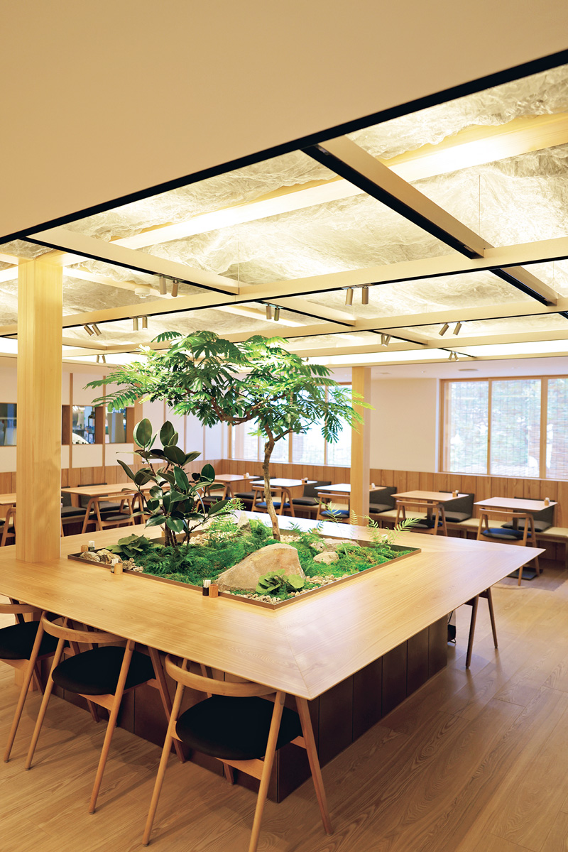 京都・祇園に誕生した〈茅乃舎〉旗艦店〈御料理 茅乃舎 京都分店〉でだしを味わう　店内