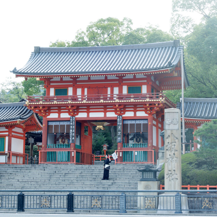 近隣の神社仏閣などを巡る〈OMO5 京都祇園〉の早朝ウォーキングツアー「祇園うるわし朝まいり」。清々しい空気のなか街を歩き、ツアーの締めくくりは八坂神社へ。