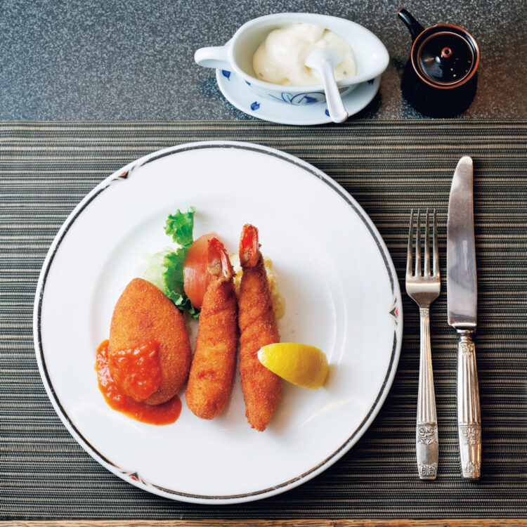 文豪も愛した、親子で守る丁寧な味。〈洋食の店 みしな〉の「カニクリームコロッケとエビフライの盛合わせ (お茶漬付) 」 文豪も愛した、親子で守る丁寧な味。〈洋食の店 みしな〉の「カニクリームコロッケとエビフライの盛合わせ (お茶漬付) 」
