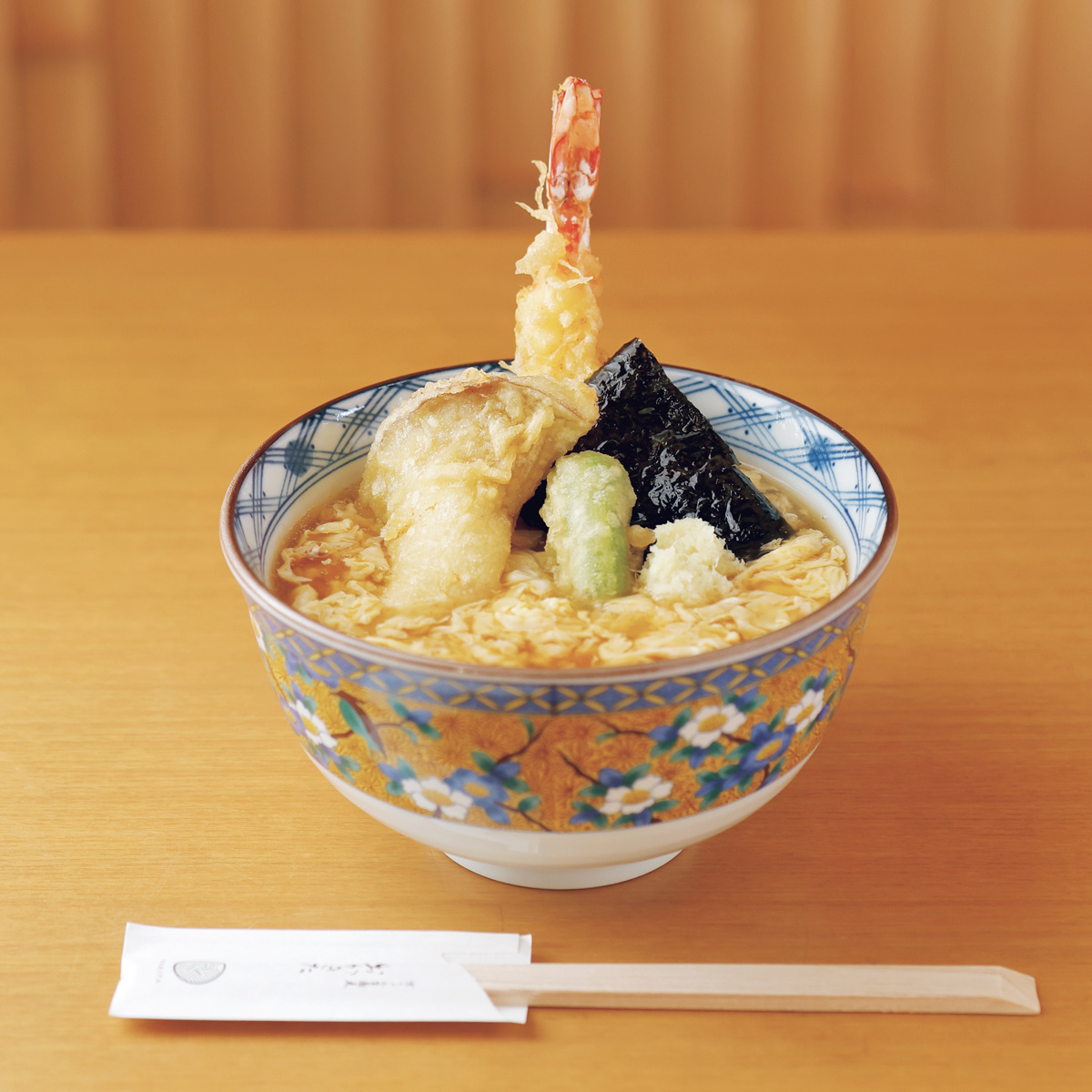 1. 最後の一滴まで飲み干したくなる一杯。〈京うどん 生蕎麦 岡北〉の「海老天ぷらのけいらん」