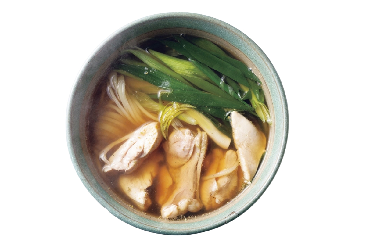 実はよく合う、うどんだしと中華麺の組み合わせ。〈自家製麺 天狗〉の「とりなんばん・ささめん」