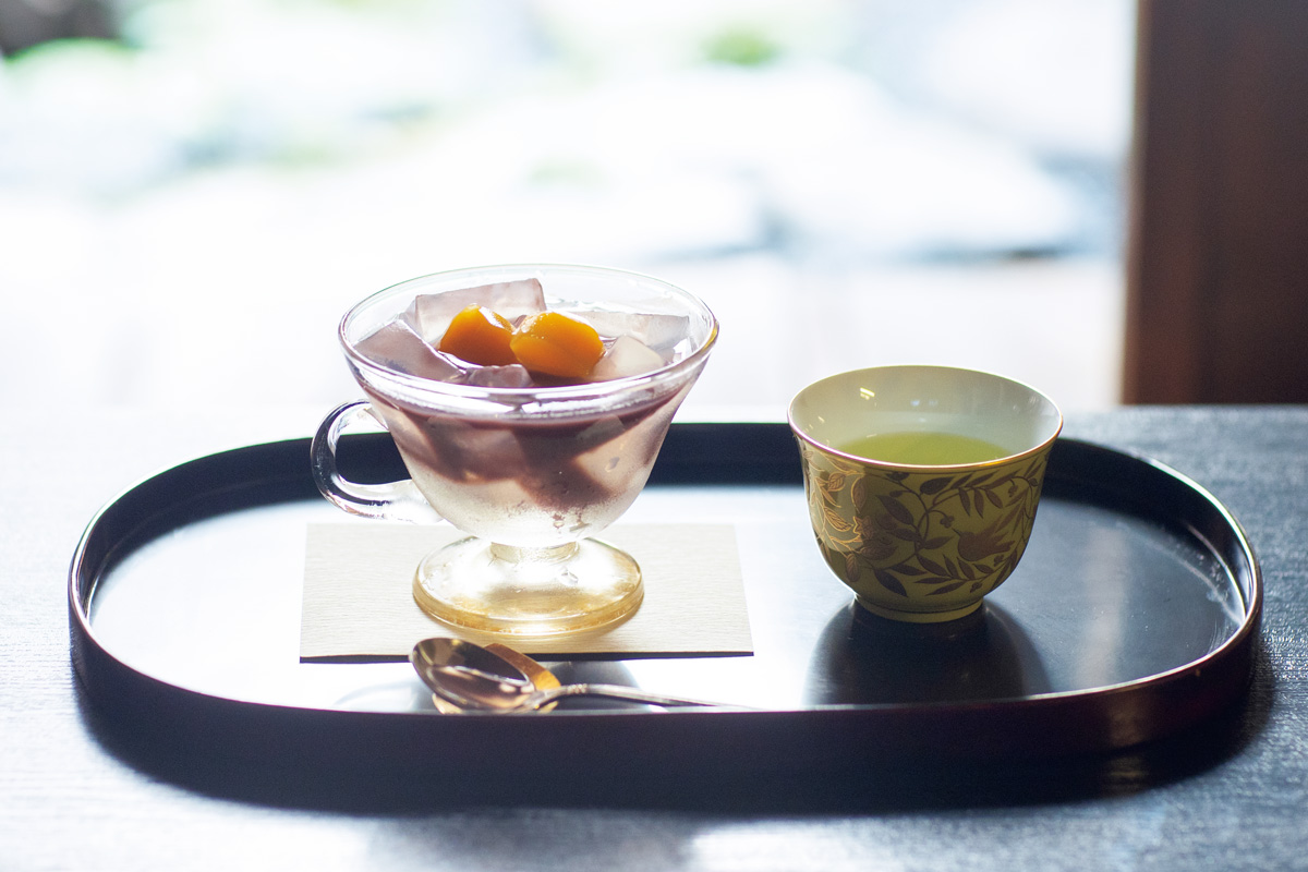 月ごとに蜜が変わる、佇まい涼やかな名物。〈甘味処 栖園〉の「琥珀流し(しるこ&栗)」