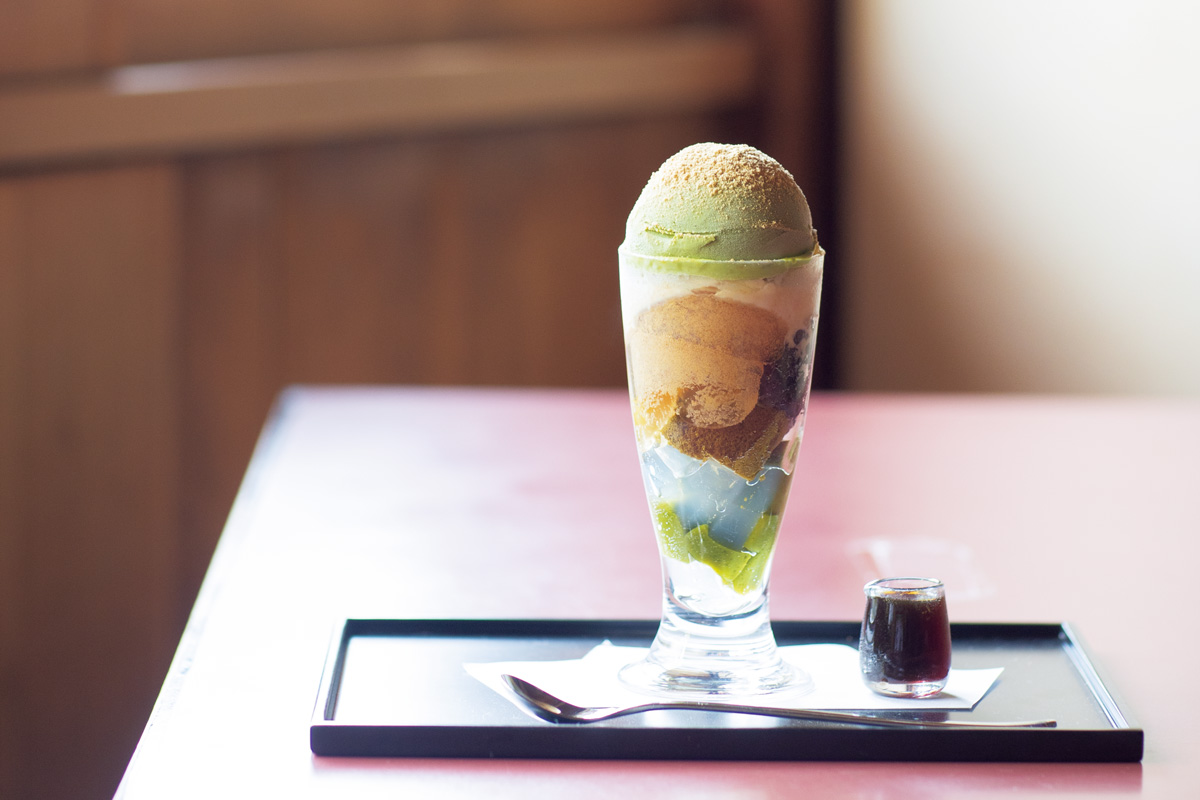 祇園の元お茶屋で白川を眺めながら。〈ぎをん小森〉の「わらびもちパフェ」