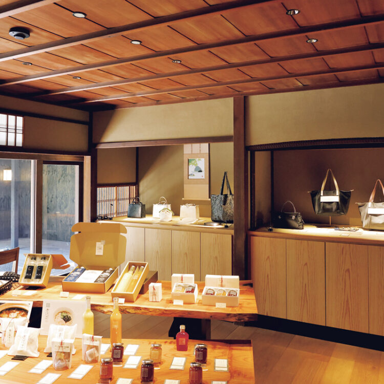 バイヤー厳選の食料品や京都の伝統工芸とのコラボアイテム、ロゴ入りオリジナルバッグが並ぶ。