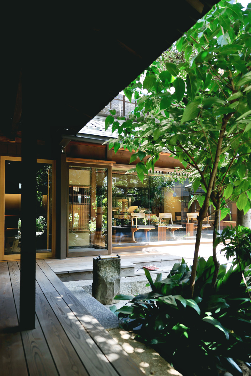 〈調進所 紀ノ國屋 京町家〉で贈り物をあつらえ、自分へのご褒美をととのえる。縁側