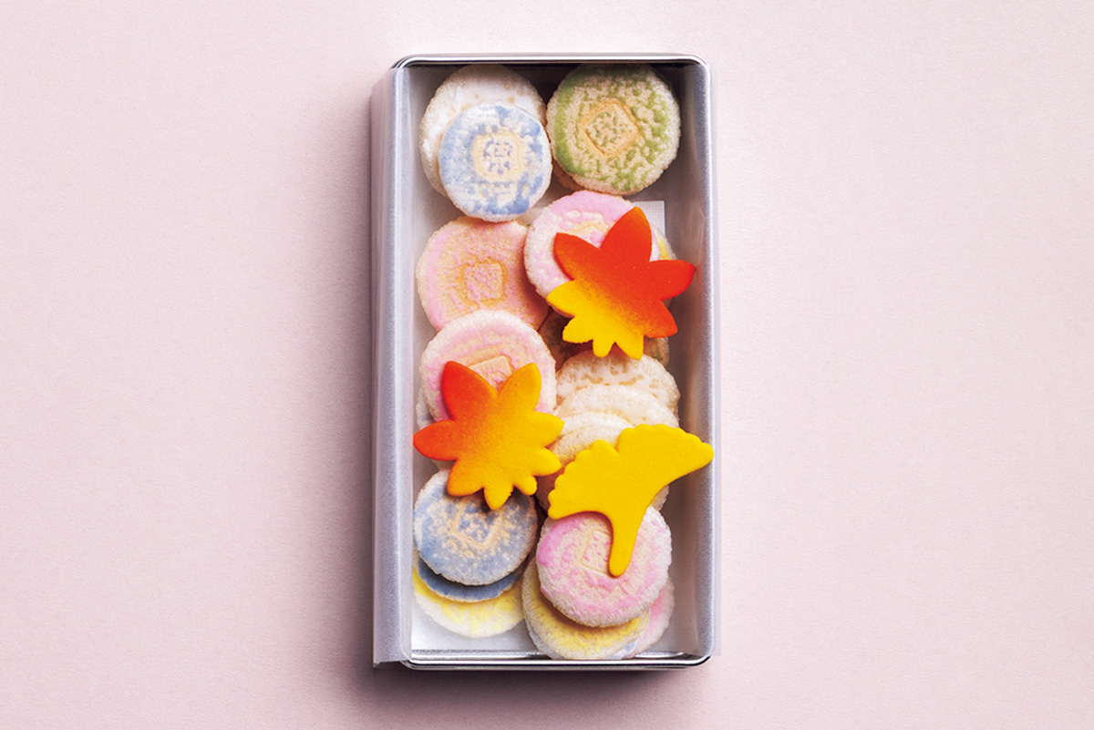 ふうせんに見立てた5色のおせんべい。〈京菓子司 末富〉の「京ふうせん 干菓子入り」